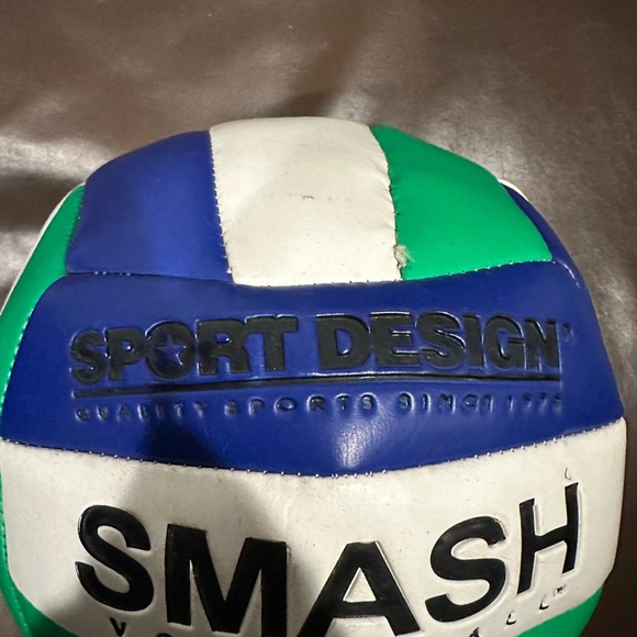 (3 Volleyball) 2 Wilson SoftPlay and 1 Smash Volleyball - Picture 11 of 13